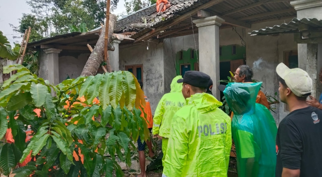 Kesiapsiagaan Polri, Personel Polres Karanganyar Sigap Tangani Pohon Tumbang Akibat Cuaca Ekstrem