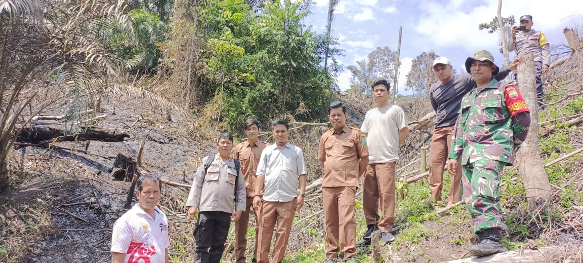 Kapolsek Silau Kahean AKP JH Sinaga Turun Langsung Cegah Kebakaran Lahan di Hutan Register Nagori Asih