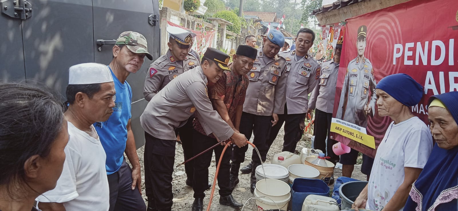 Terdampak Kekeringan, Kapolres Lebak Distribusikan Air Bersih  ke Warga di Kecamatan Sajira 