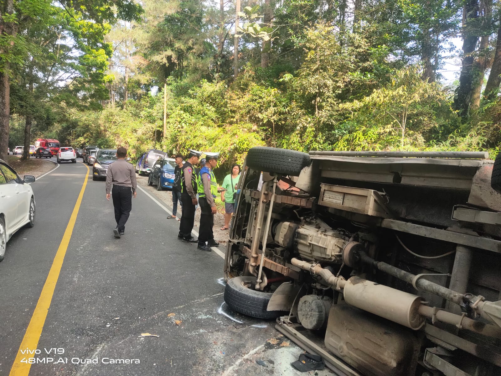 Sat Lantas Polres Simalungun Bantu Evakuasi Korban Kecelakaan Tunggal Bus PT. Lalupa Karona