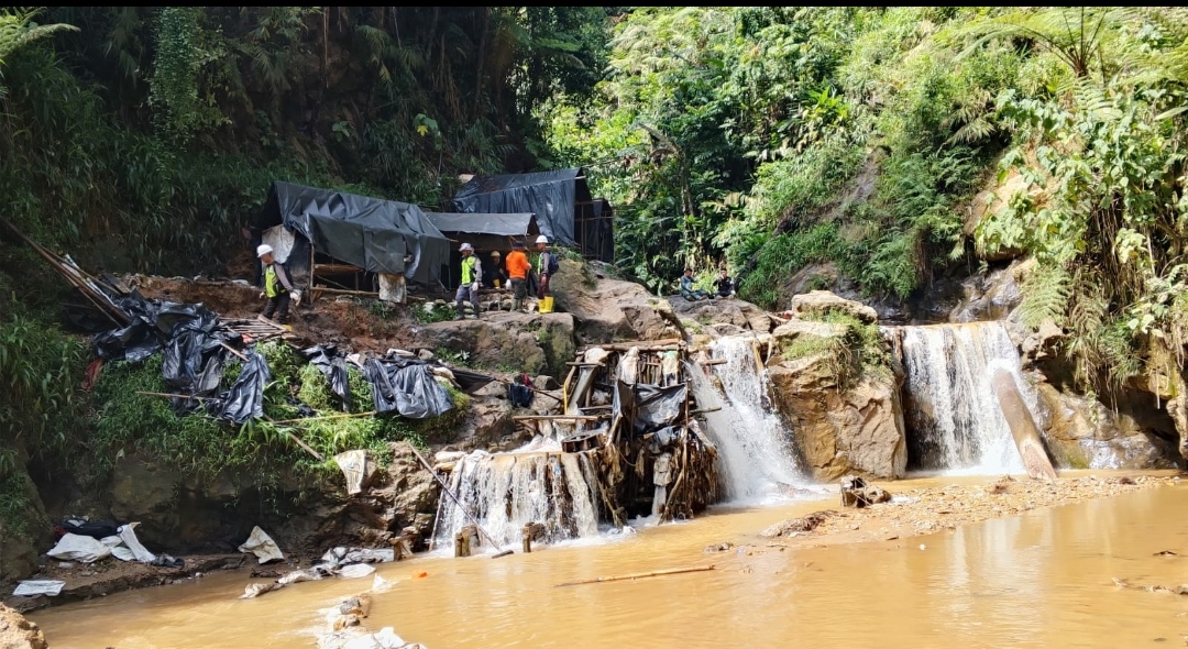 Patroli Gabungan, PT Antam dan Muspika Nanggung Kembali Musnahkan Gubuk dan Lubang PETI di IUPnya