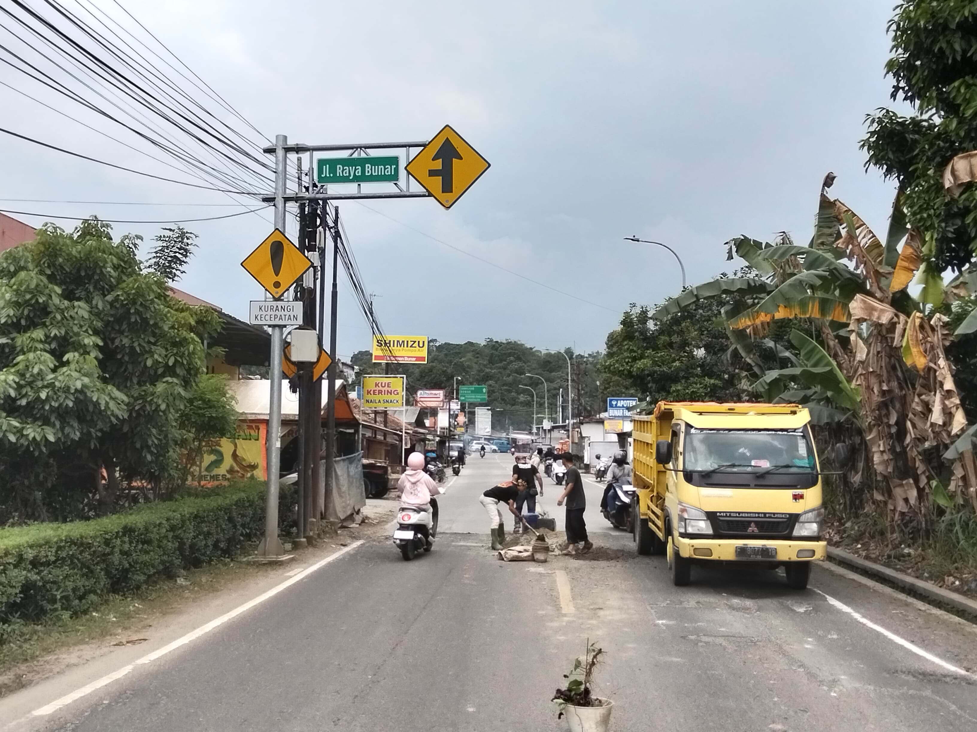 Jalan Raya Nasional Jasinga–Leuwiliang Berlubang, Pemuda Bogor Barat Gelar Kritik Lewat Aksi Nyata
