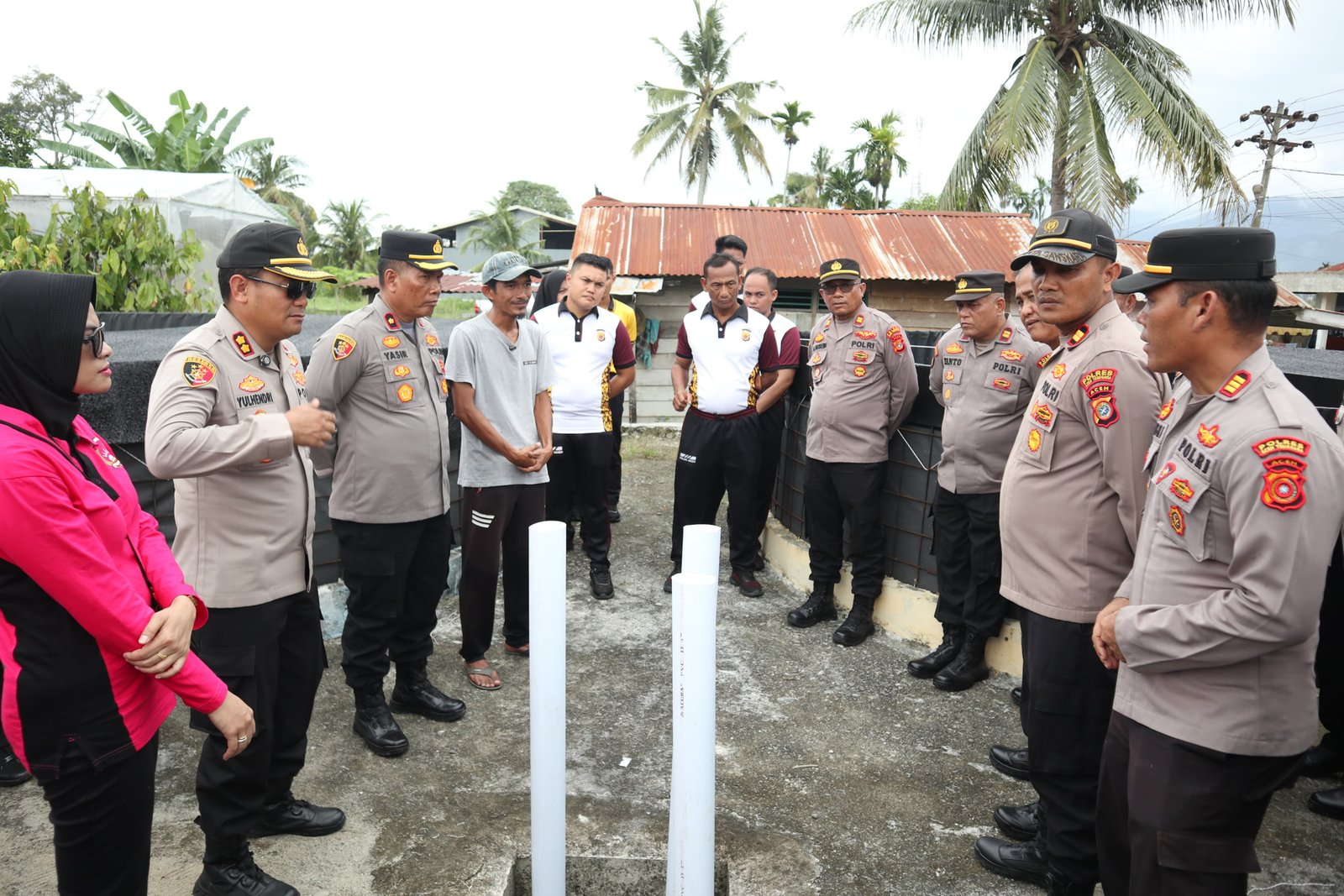 Kapolres Aceh Tenggara dan Ketua Bhayangkari Lepas Bibit Ikan Lele dalam Program Ketahanan