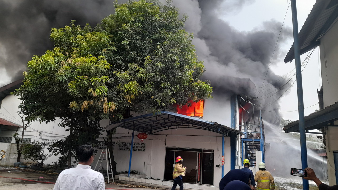 Sebuah Pabrik Terbakar di Bintangmas Nanggewer Cibinong