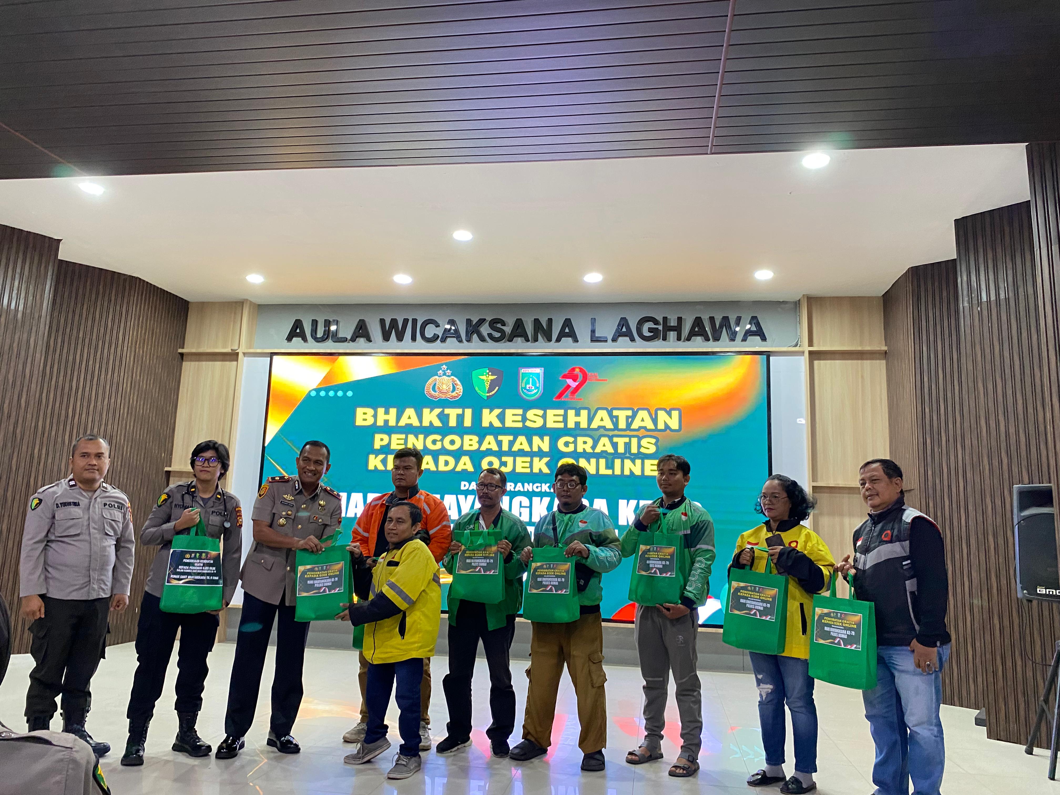 Sambut HUT Bhayangkara, Polres Dumai Beri Pengobatan Gratis hingga Sembako untuk Pengemudi Ojol