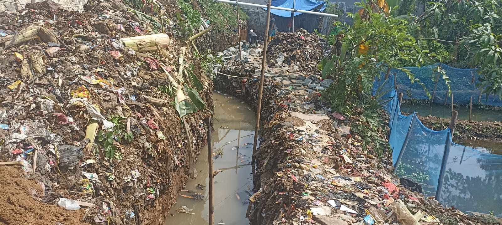 Pemdes Ciherang Ubah Tempat Sampah Liar Jadi Jalan Betonisasi