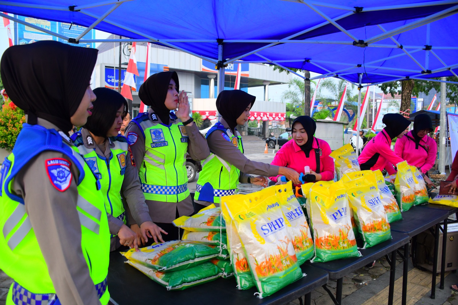 Setabilkan Harga Beras Polres Karanganyar dan BULOG Gelar Gerakan Pangan Murah
