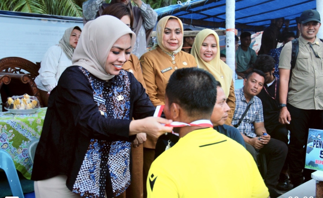 Bupati Maya Tutup Turnamen Sepakbola Bupati Cup 2025, Khoirul Ulum FC Sebagai Juara 