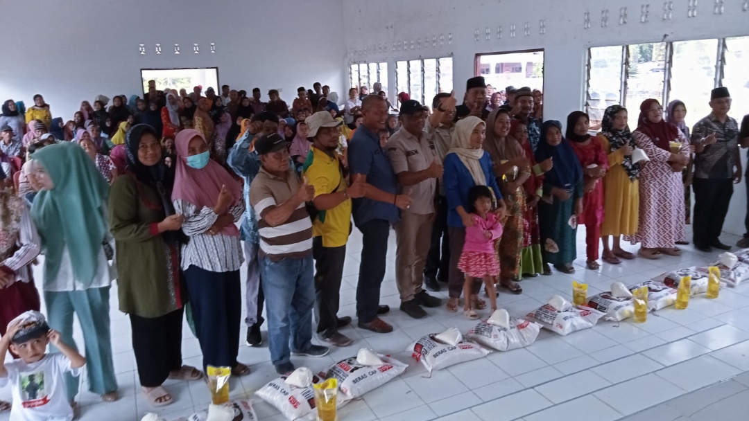 Pemkab Labuhanbatu Serahkan 1.201 Paket Sembako Kepada Korban Banjir di Kecamatan Bilah Hilir