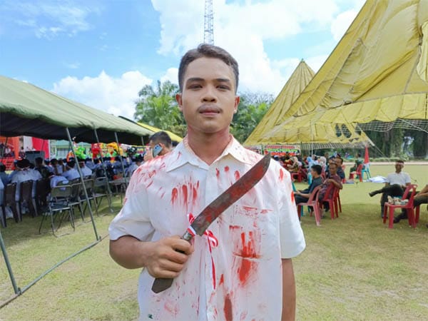 Pemenang Kostum Terunik Karnaval Hari Pahlawan, Fakru Royan Naibaho dari SMK negeri 1 Siantar