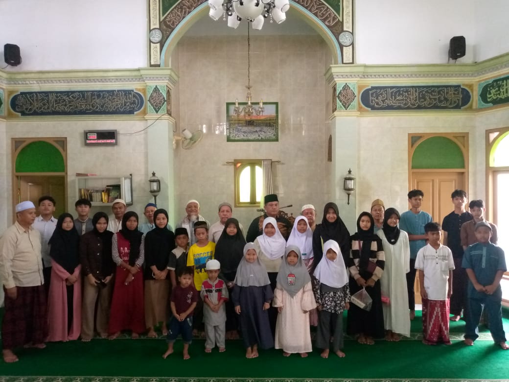 Santunan Anak Yatim dan Piatu di Masjid Al-Hidayah Desa Dramaga: Wujud Kepedulian Masyarakat