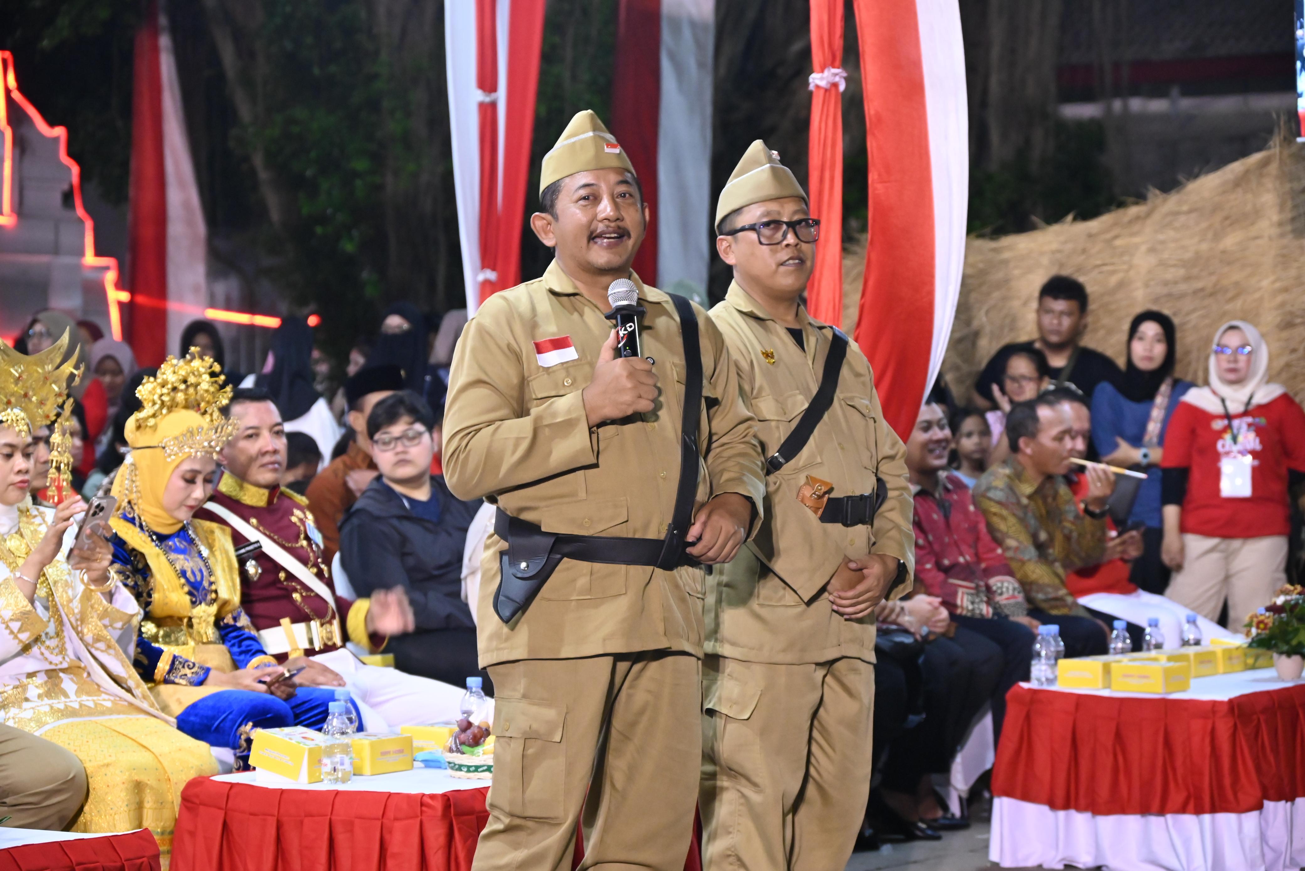 Karanganyar Night Carnival Meriahkan HUT ke-80 RI Ribuan warga Tumpah Ruah Di alun - alun Karanganyar