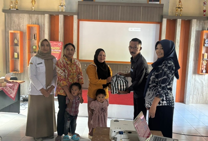 Desa Gumeng Kec, Jenawi Karanganyar Bagikan Paket Makanan Bergizi untuk Anak Stunting dan Ibu Hamil