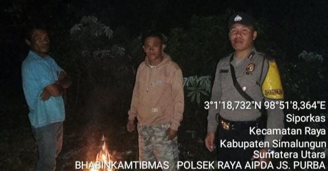 Kapolsek Raya Padamkan Kebakaran Lahan Bersama Warga dan Aplikasi Lancang Kuning