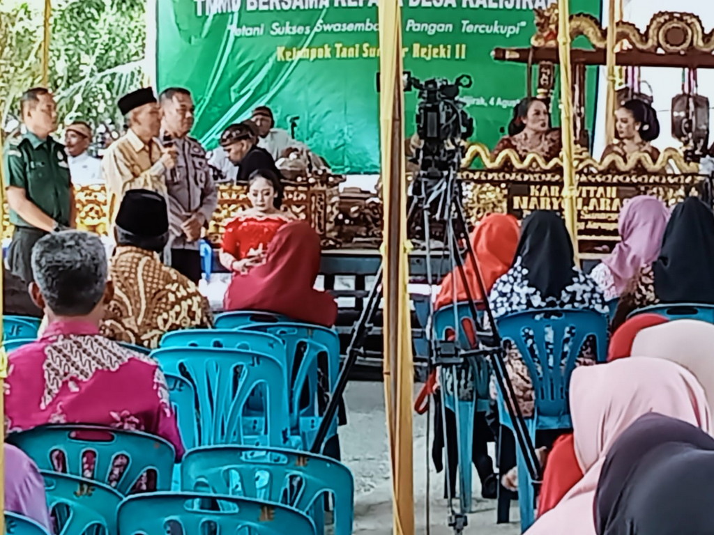 Warga Masyarakat Desa Kalijirak Karanganyar Tasyakuran Menggelar Seni Budaya Jawa Karawitan