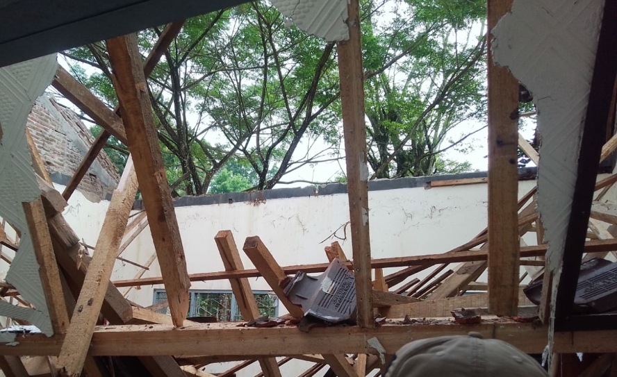 Atap Ruang Kelas SDN 01 Girilayu Karanganyar Roboh, Tidak Ada Korban Jiwa