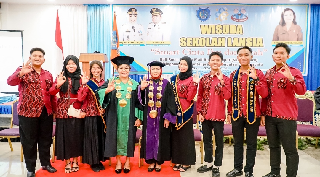 Bupati Maya Hasmita Wisuda Puluhan Lansia 