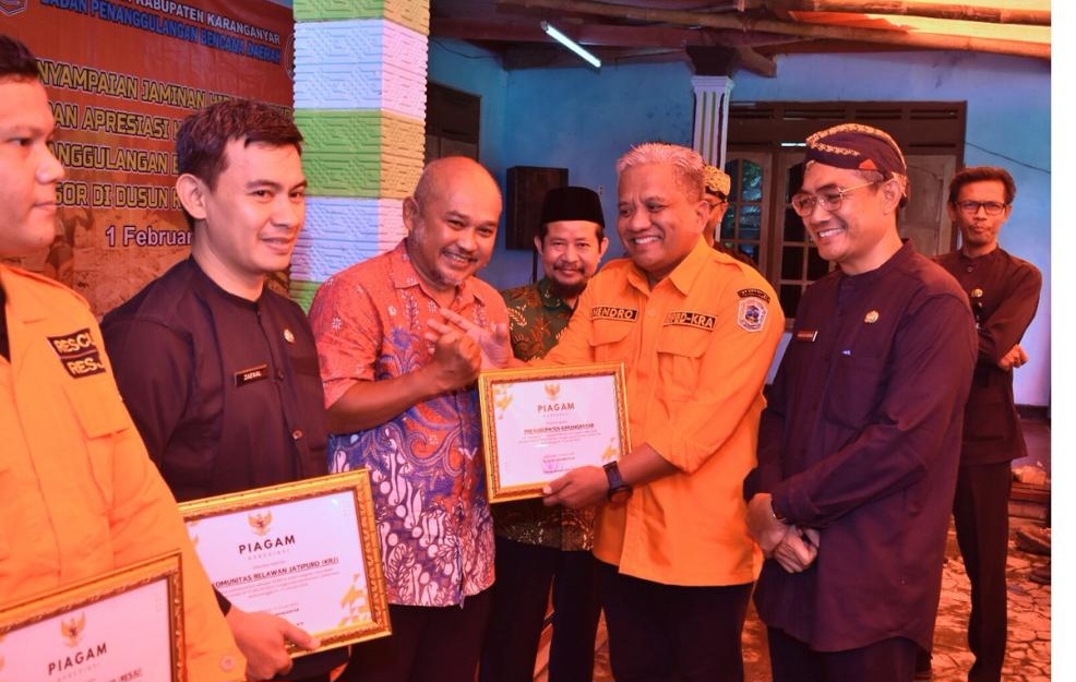 Penyerahan Jadup dan Bantuan Talut Rp 210 Juta Bagi Korban Tanah Longsor