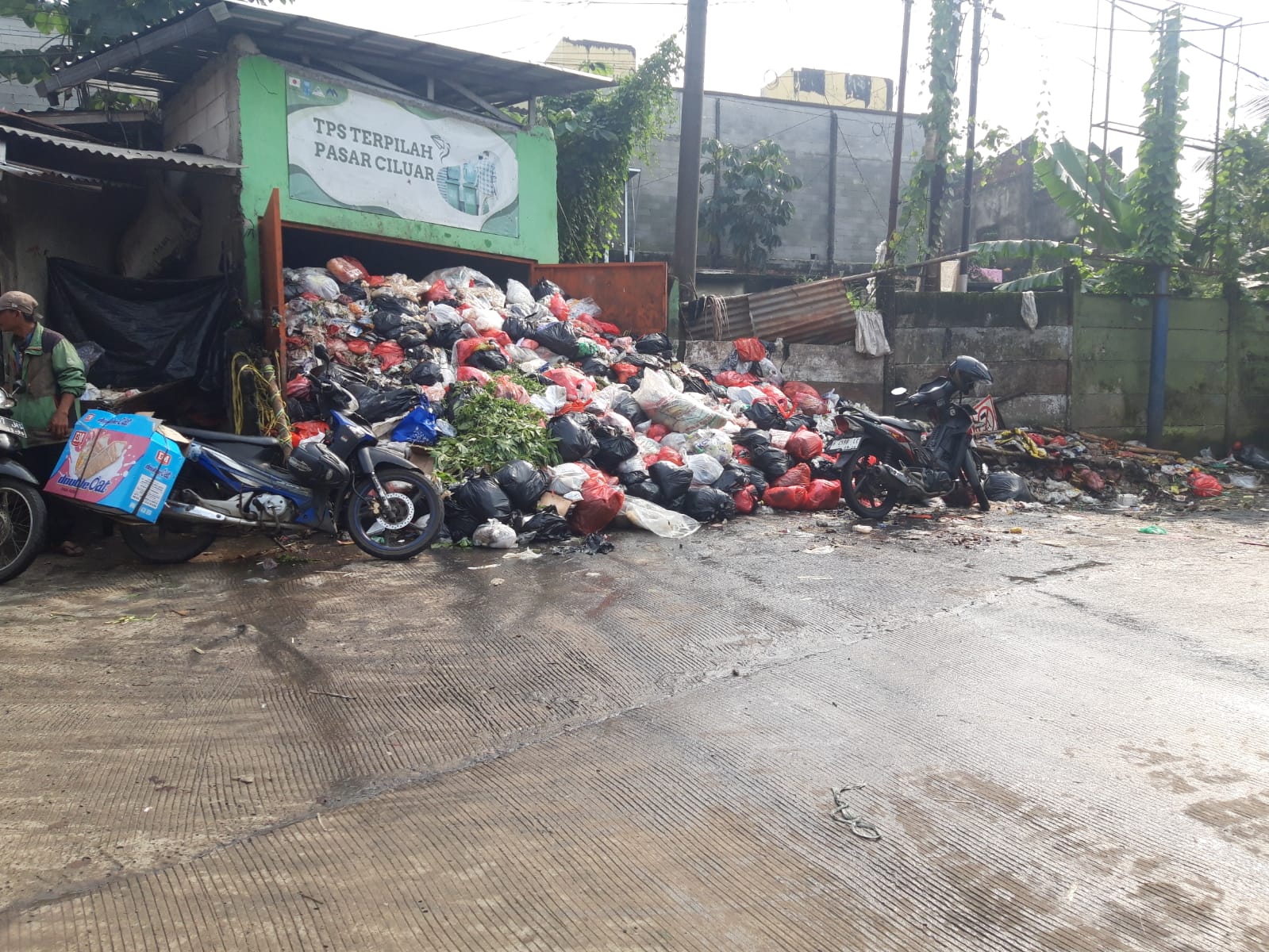 Sampah Kerap Menumpuk di Pintu Masuk Pasar Ciluar, Manajemen Salahkan Warga?