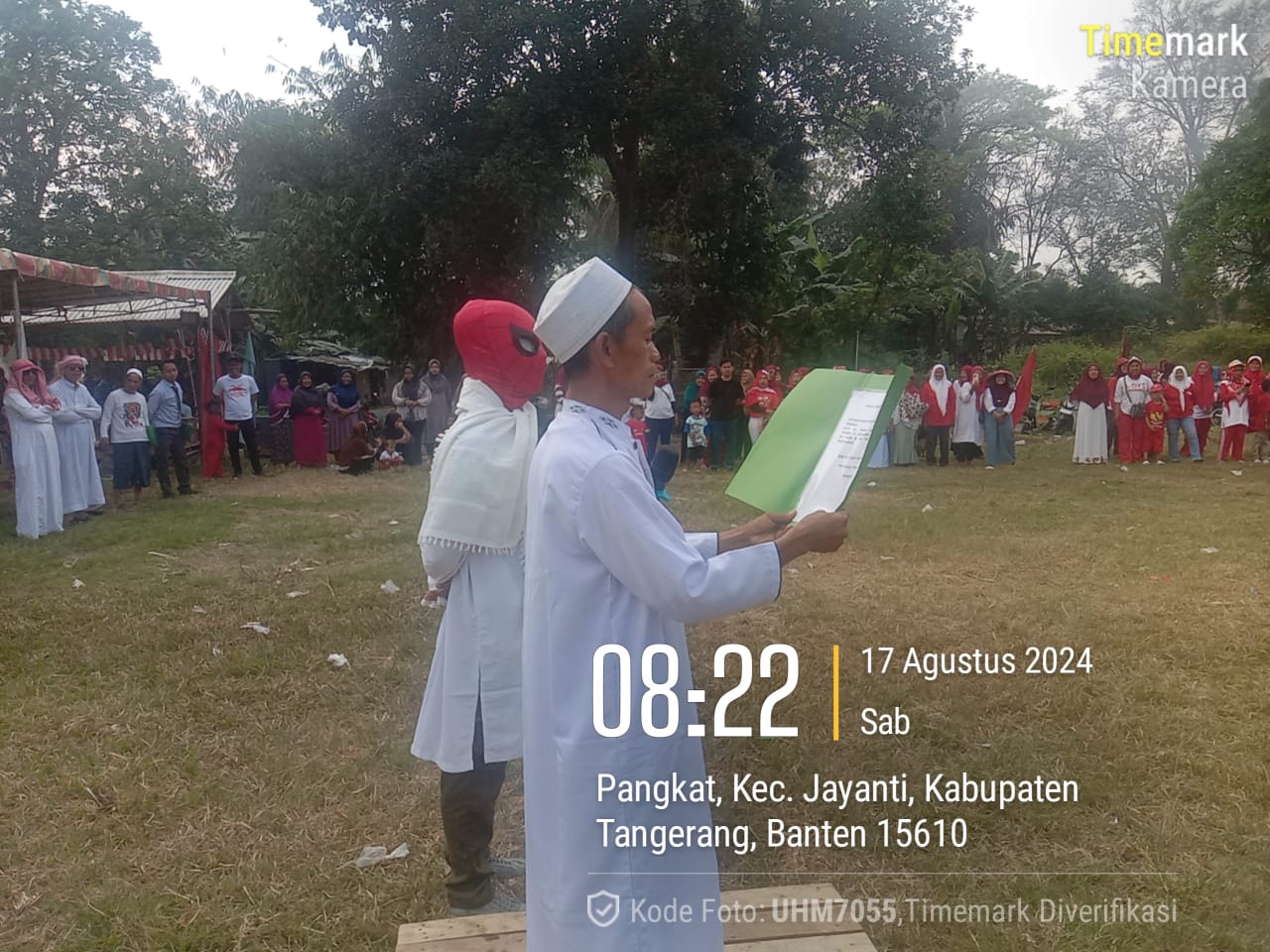 Warga 04 /01 Pabuaran Desa Pangkat Kecamatan Jayanti Hibur Warga Dengan Gelaran Parodi Upacara