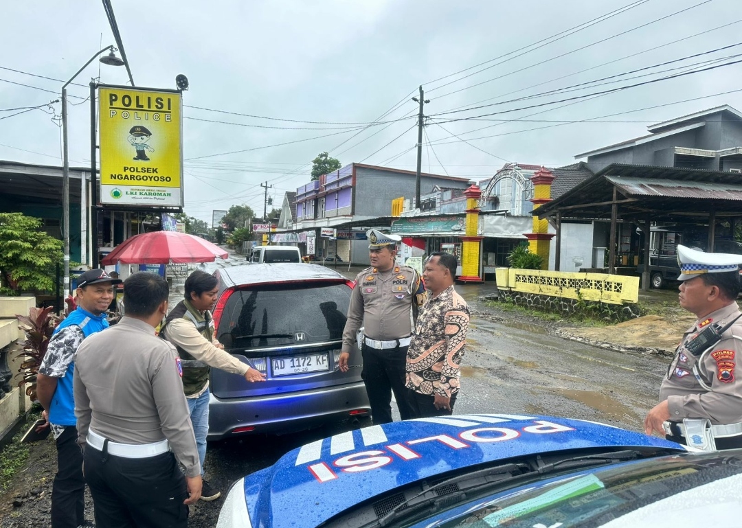 Satlantas Polres Karanganyar Cek Jalur Wisata Ngargoyoso Untuk Kesiapan libur Nataru 2025/2026