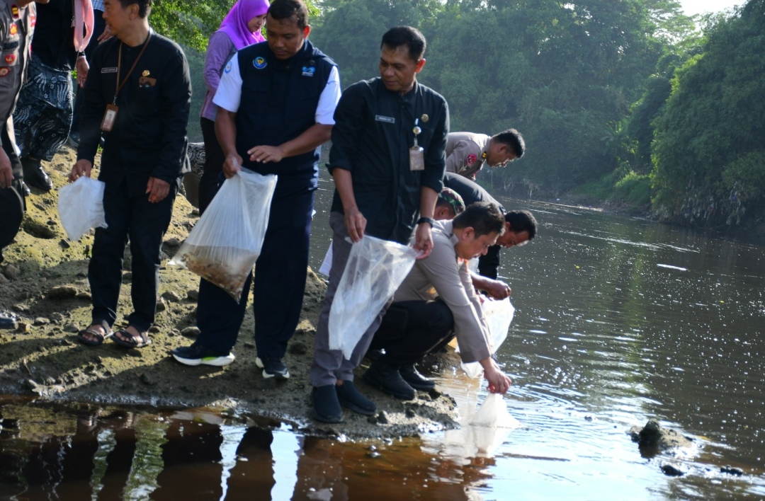 Polres Karanganyar Dukung Swasembada Pangan, Tanam Pohon dan Tebar Ribuan Bibit Ikan di Gondangrejo