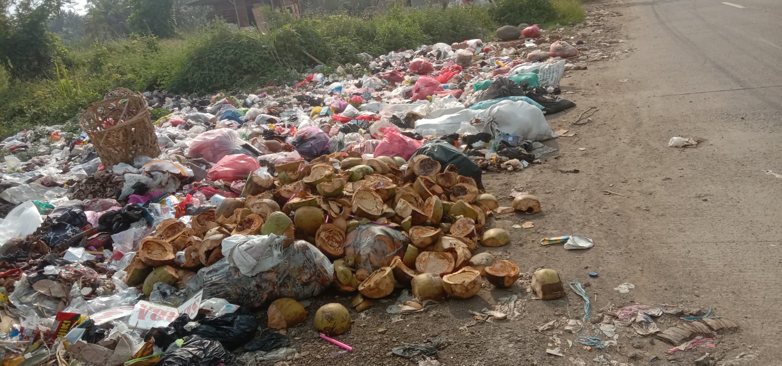 Sampah Dibiarkan menumpuk di depan Area Pemakaman umum  Kepala UPTD 2 Balaraja Diam Membis
