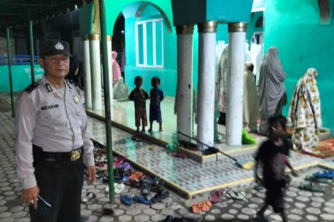 Polres Mandailing Natal Sektor Siabu Lakukan Pengamanan dan Monitoring Warga yang Sedang Sholat Tarawih