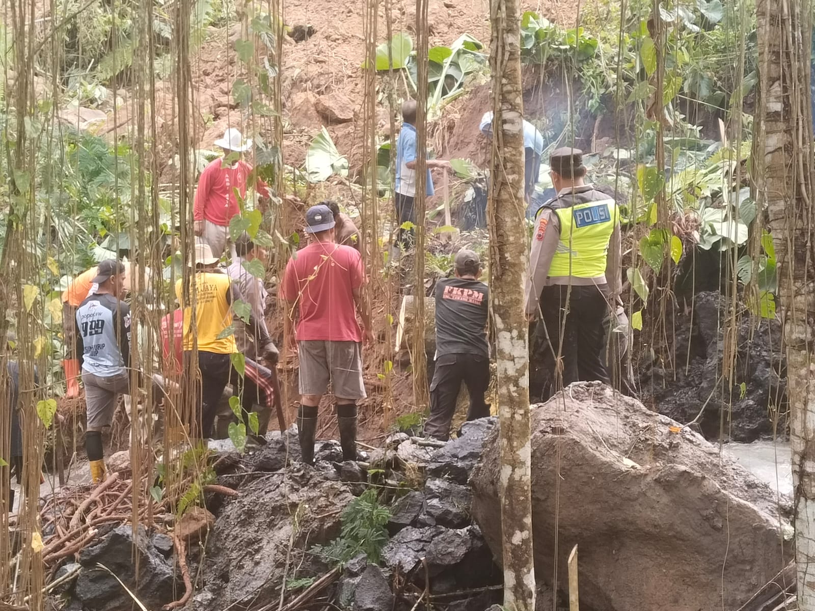 Longsor di Bandardawung, Evakuasi Matrial Polres Karanganyar Terjunkan Personel