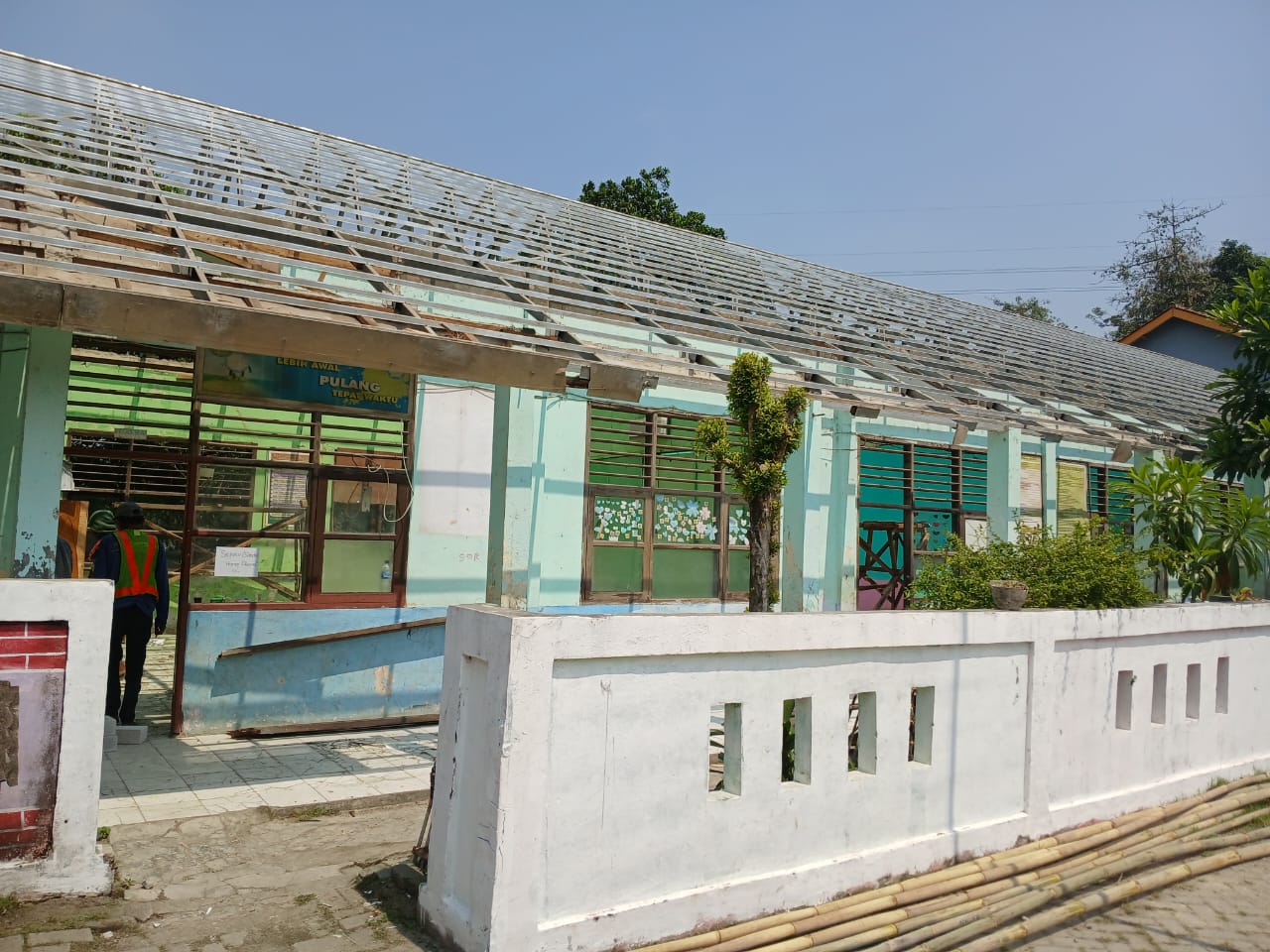 Rehab Gedung SDN Pabuaran II Tanpa Papan Proyek dan Tak Patuhi Aturan K3
