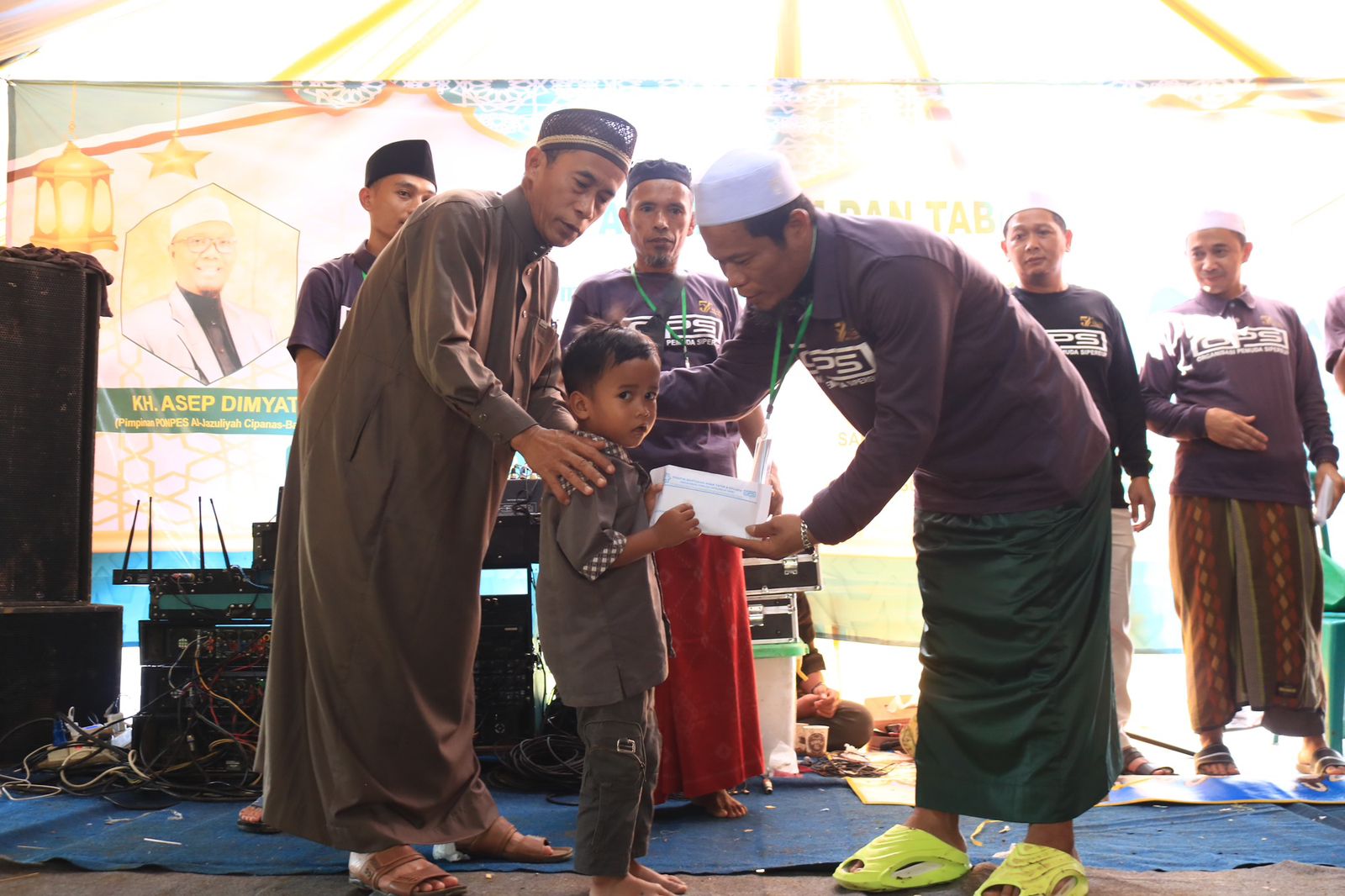 Lebaran Yatim, OPS Nanggung Salurkan Santunan untuk Anak Yatim dan Kaum Jompo