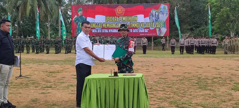 Diguyur Hujan, Bupati Natuna Pimpinan Upacara Pembukaan TMMD Ke-118 Desa Selemam 