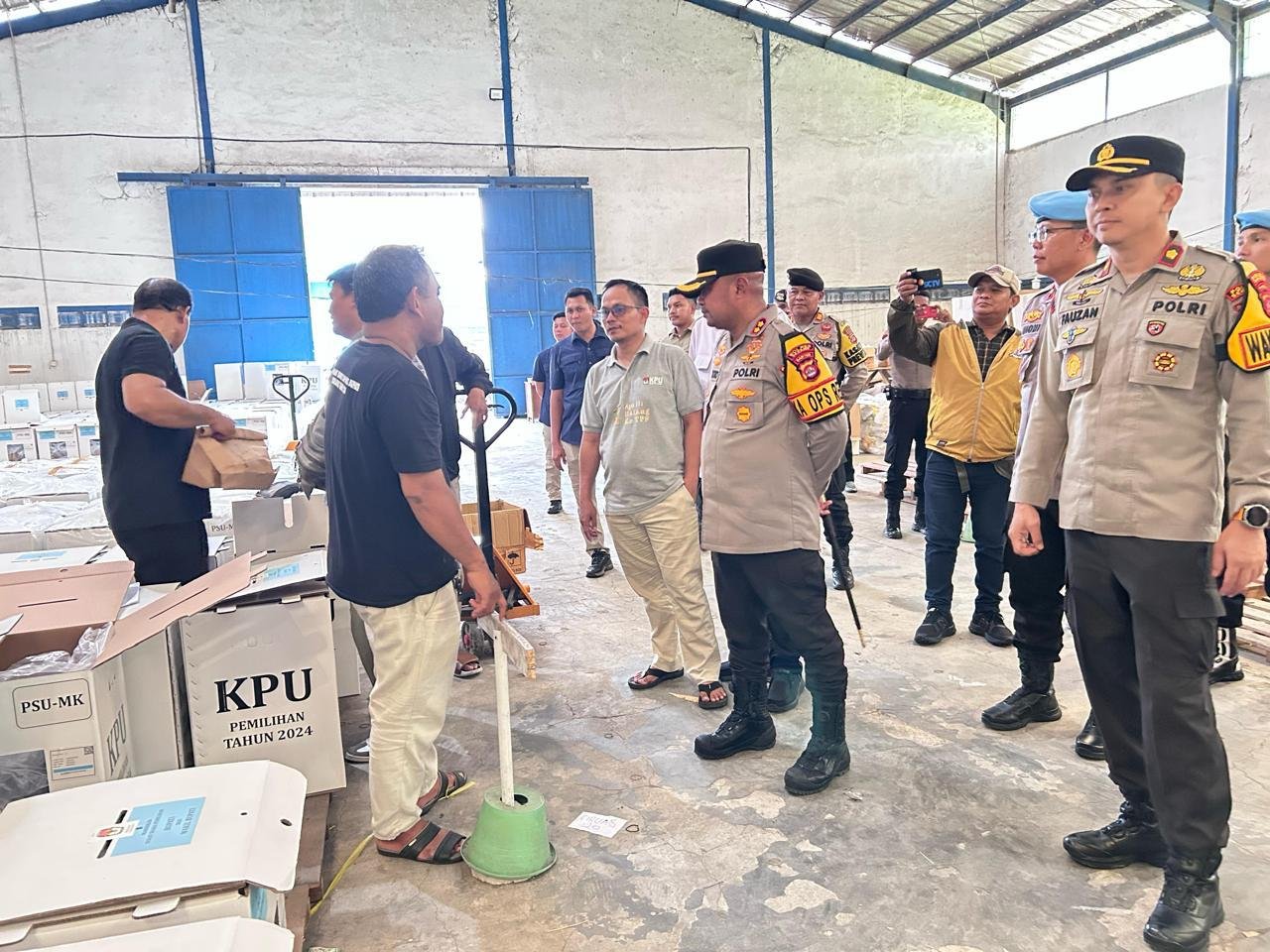 Kapolres Serang, AKBP Condro Sasongko melakukan pengecekan di gudang logistik KPU 
