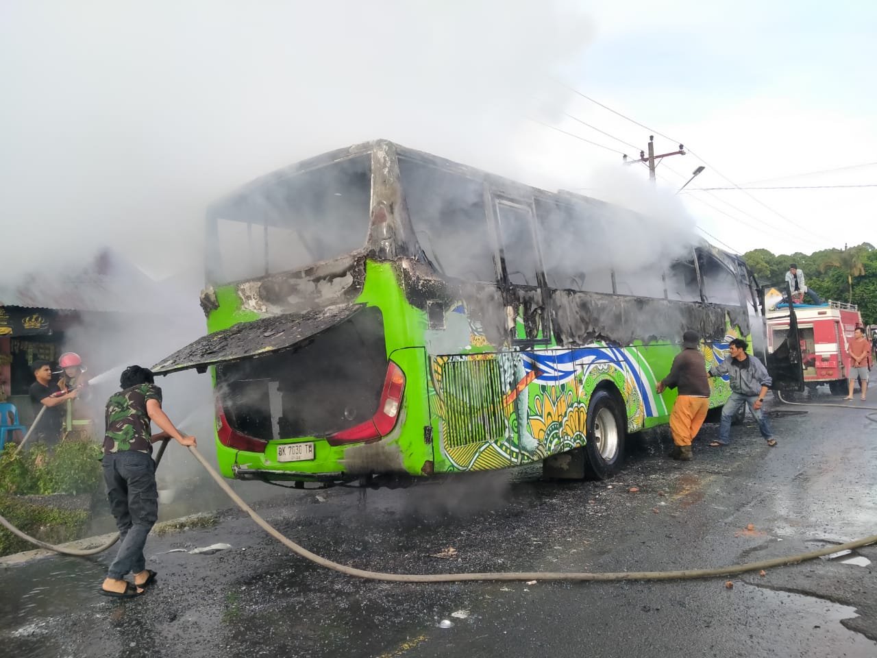 Cepat Tanggap, Personel Polres Simalungun Bantu Evakuasi Korban dalam Insiden Bus Terbakar di Tigarunggu