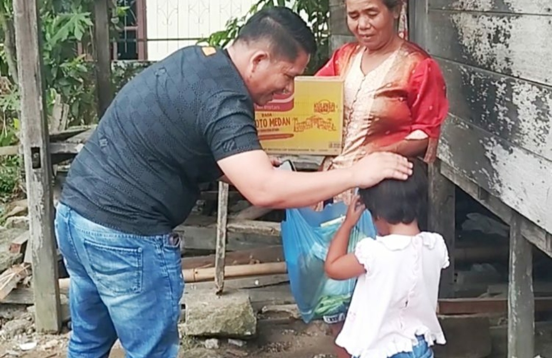 Janda Lansia Miskin Tak Pernah Dapat Bansos, Didatangi Anggota DPRD Siantar dan Beri Bantuan