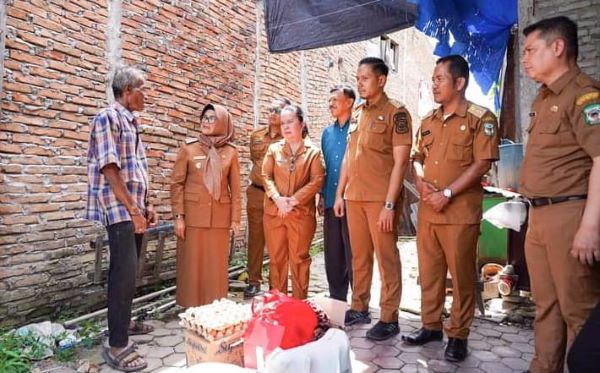 Wali Kota Susanti Salurkan Bantuan, Pastikan Korban Terdampak Bencana