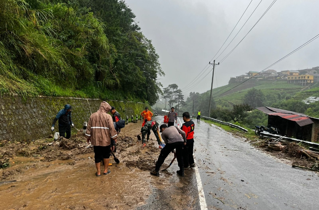 Polres Karanganyar Sigap Tangani Longsor Gondosuli,  Pastikan Keselamatan Warga dan Kelancaran Arus Wisata