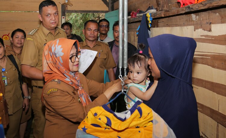 Wali Kota Siantar Serahkan Bantuan Keluarga Berisiko Stunting