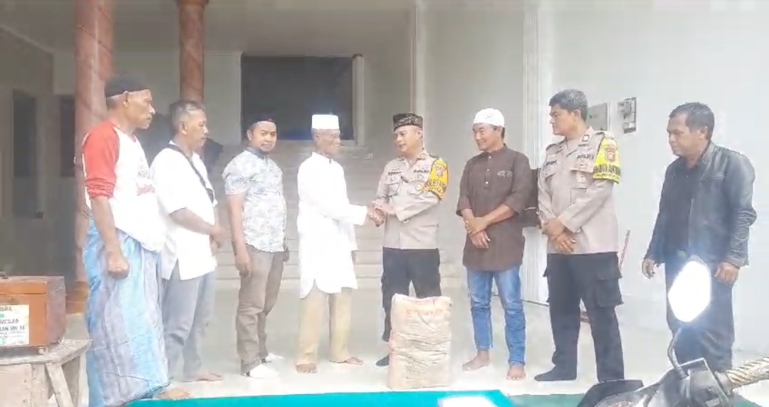 Giat Jum'at Berkah Bhabinkamtibmas Kelurahan Sindang Barang  Serahkan Bantuan Kepada Masjid Baiturrahman