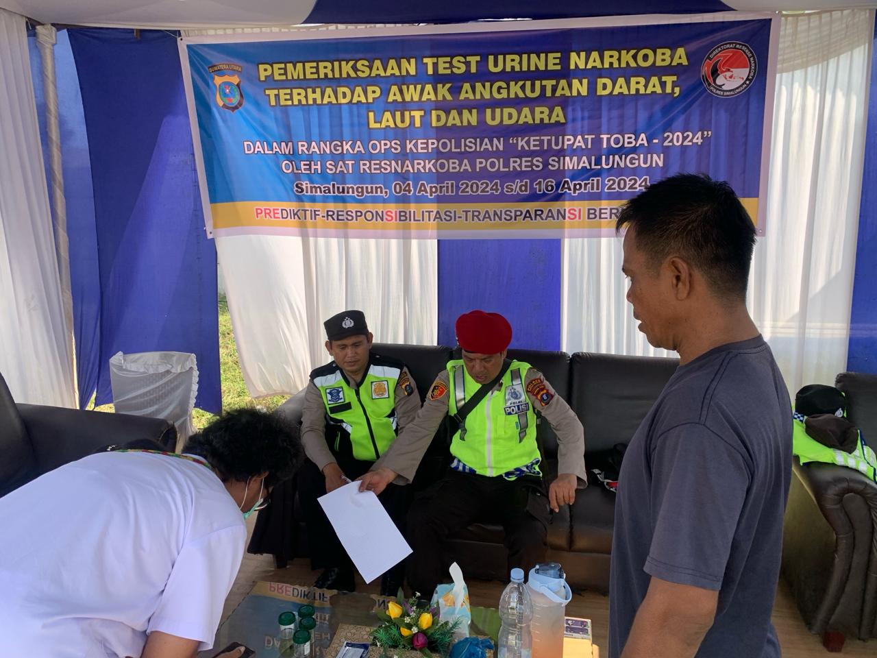 Sat Narkoba Polres Simalungun Menggelar Pengecekan Urine Supir Bus di Pos Pam Ops Ketupat Toba 2024