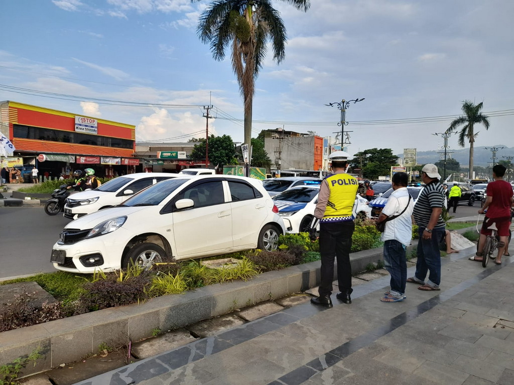 Lakalantas di Jl Alternatif Sentul, Sebuah Mobil Naik ke Trotoar dan Menabrak Pengendara Motor 