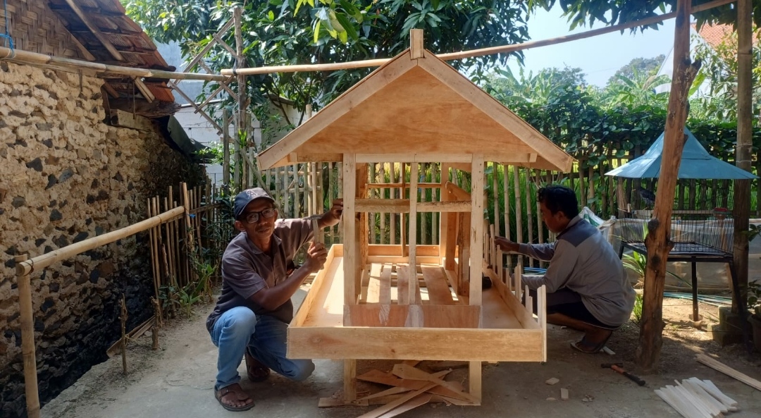 Replika Rumah Adat Jadi Ikon Kemeriahan HUT RI, Warga RW 02 Desa Sadengkolot Tampilkan Kreativitas