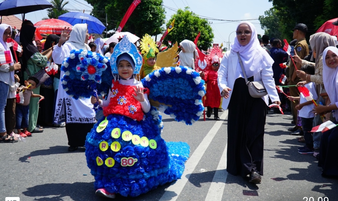 Ribuan Masyarakat Labuhanbatu Antusias Menyaksikan Devile HUT ke-80 Kemerdekaan Republik Indonesia 