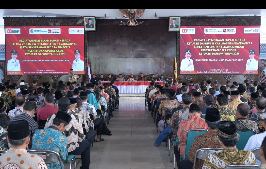 Pemkab Karanganyar Serahkan Insentif dan Operasional kepada Ketua RT dan RW