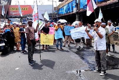 Unjukrasa KP2H Gedung IV Pasar Horas Blokir Jalan Merdeka Nyaris Kisruh Dengan P3B