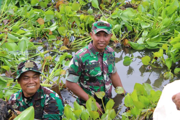 Dandim 0207/Simalungun Turut Terjun Langsung Bersihkan Lokasi Pantai Bebas Parapat