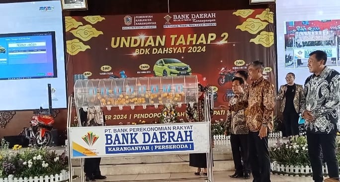 Undian Berhadiah PT BPR Bank Daerah Karanganyar Mobil Brio Dimenangkan Sri Sapsarwasti Matesih