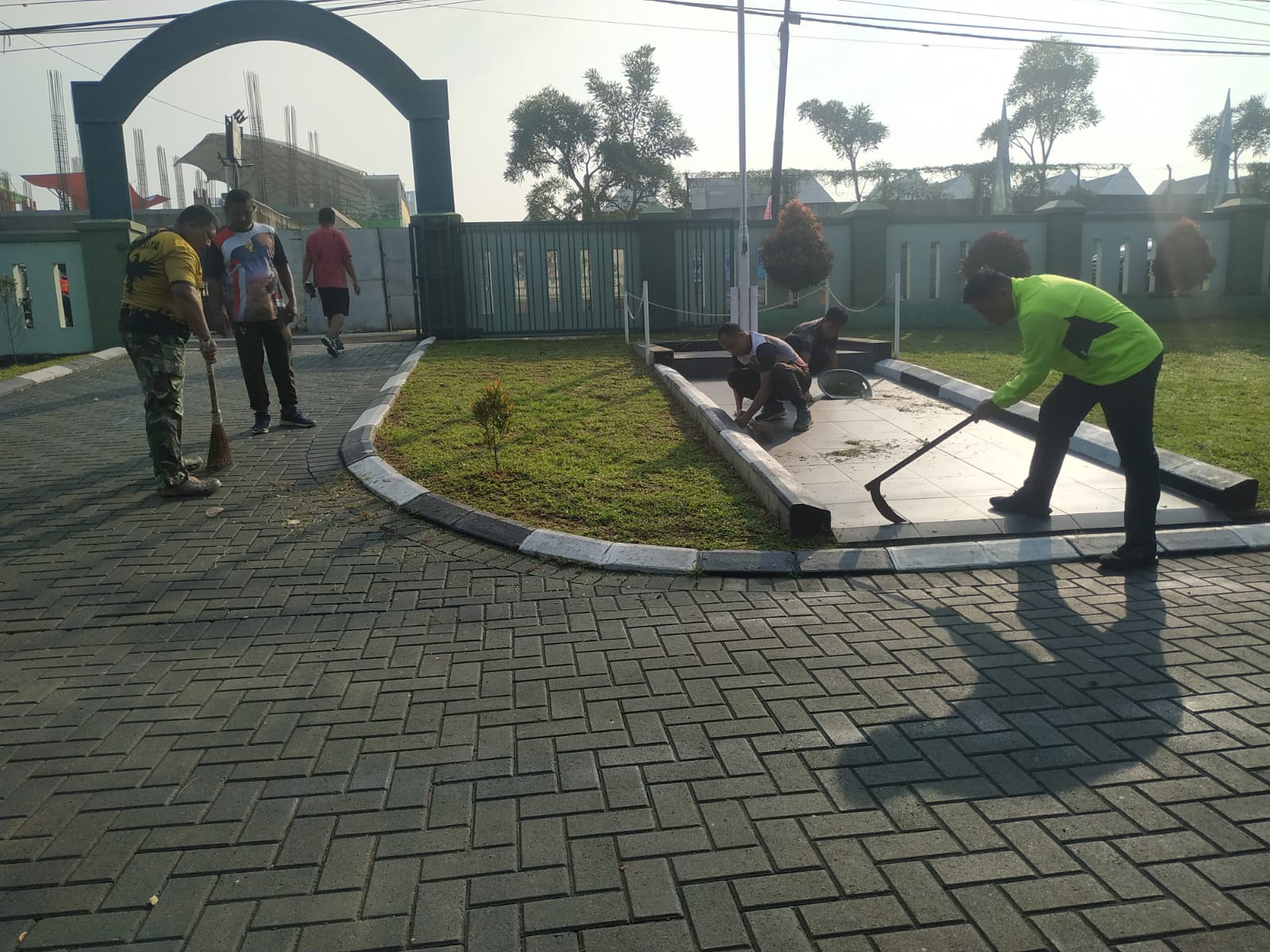 Anggota Koramil 14/Panongan Laksanakan Jumat Bersih di Lingkungan Makoramil