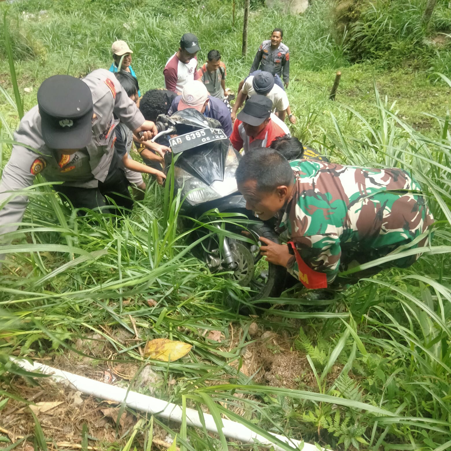 Sinergitas TNI-Polri dalam Mererespon Cepat Korban Laka Tunggal di Tawangmangu