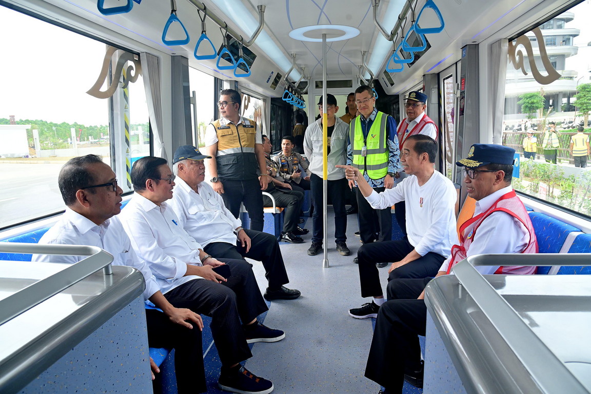 Presiden Tinjau Trem Otonom IKN